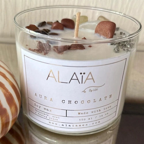 Vela Aura Chocolate Alaïa de cera de soya decorada con cuarzos