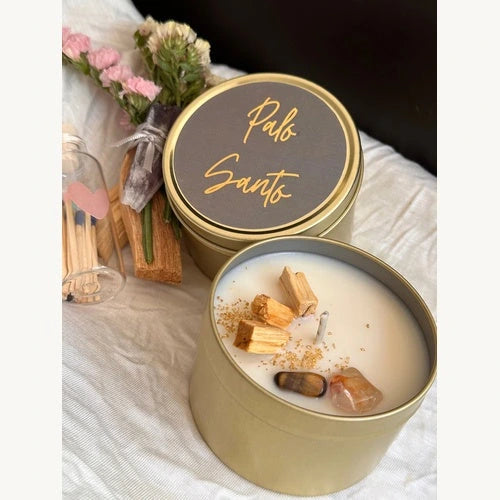 Vela Palo Santo Alaïa con cuarzos y palo santo en lata dorada