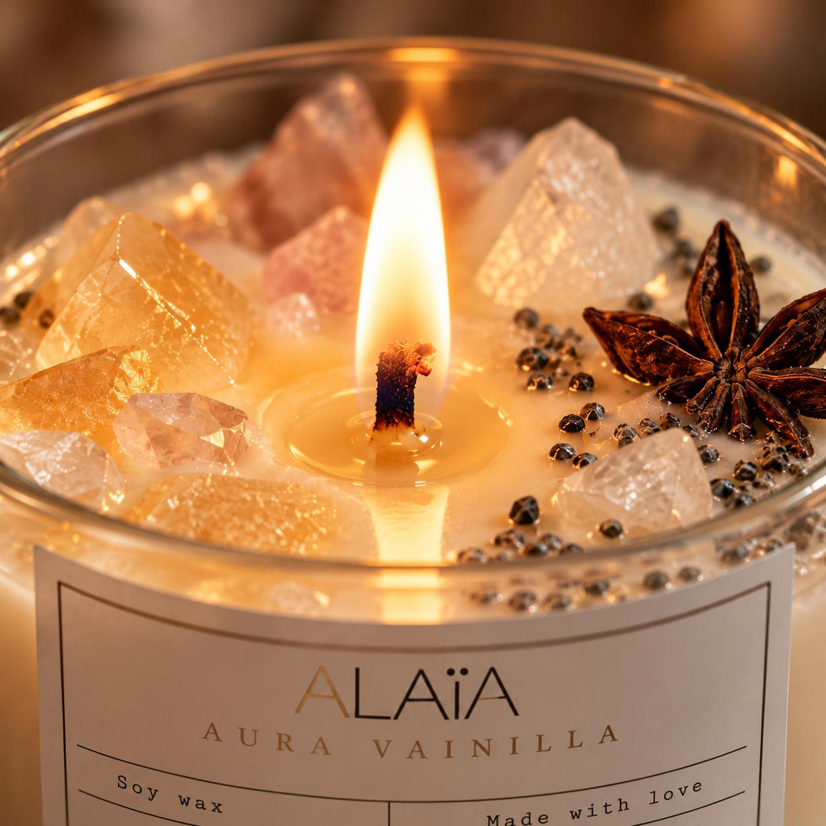 Vela de vainilla alaïa encendida con cuarzos