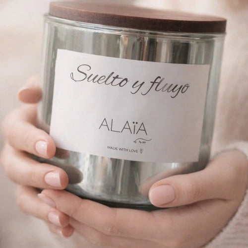 Vela aromática Suelto y Fluyo de Alaïa en recipiente plateado