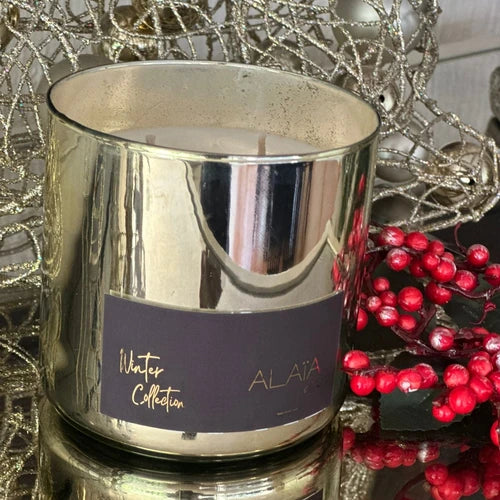 Vela aromática Winter Collection de Alaïa en recipiente dorado