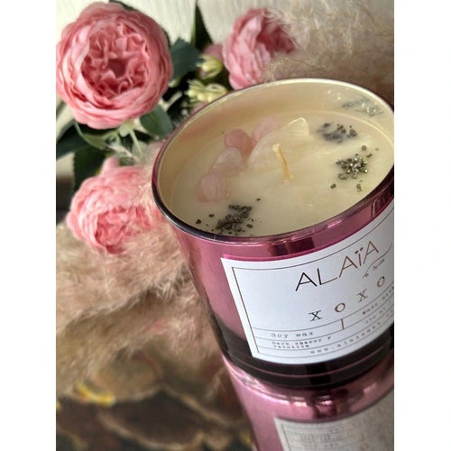 Vela aromática XOXO de Alaïa decorada con cuarzos y flores rosas