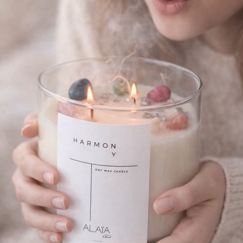 Vela Harmony Alaïa encendida con cuarzos para crear un ambiente de armonía y calma