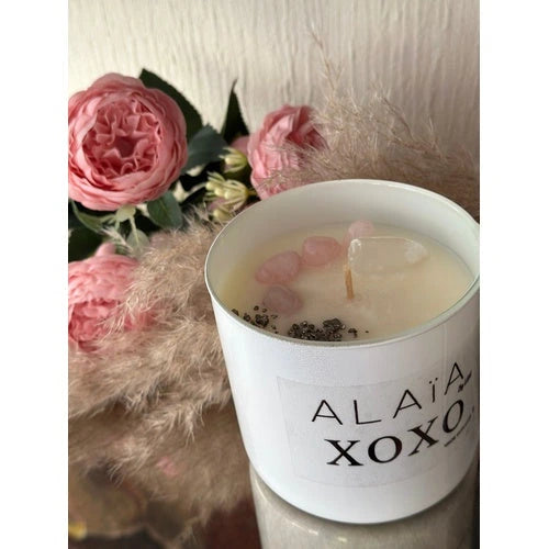 Vela XOXO Alaïa con cuarzos y rosas