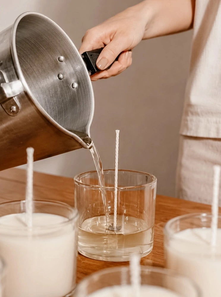 Elaboración artesanal de velas con ceras de soya y coco